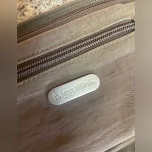 Baggallini crossbody plenty of room